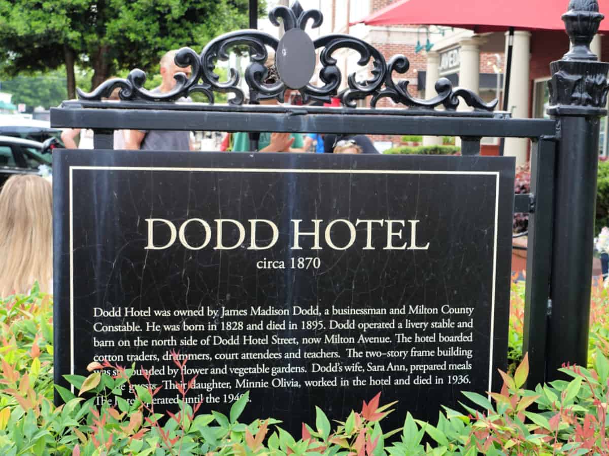 Dodd Hotel sign.
