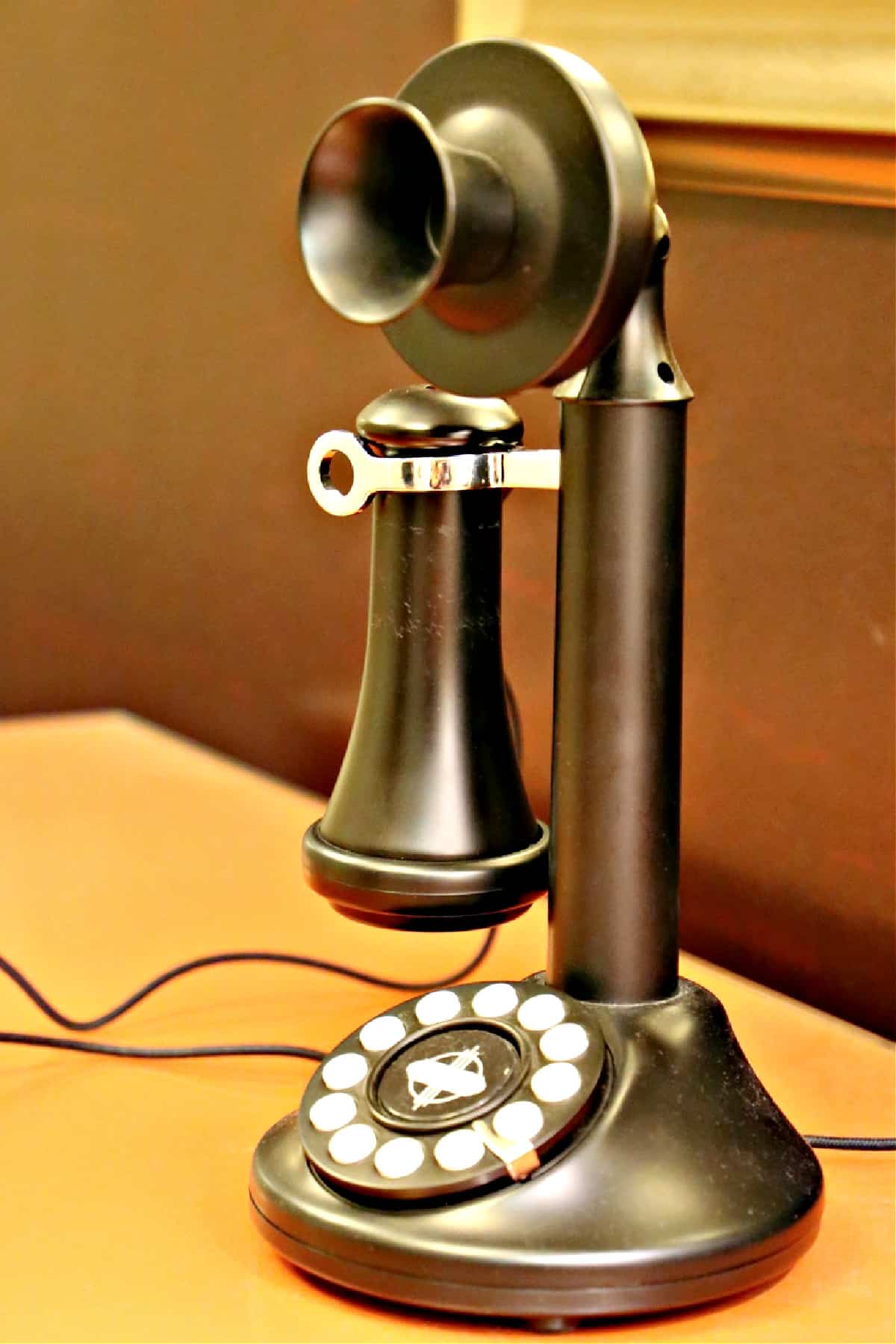 Retro-style rotary telephone displayed as vintage décor in the hotel.