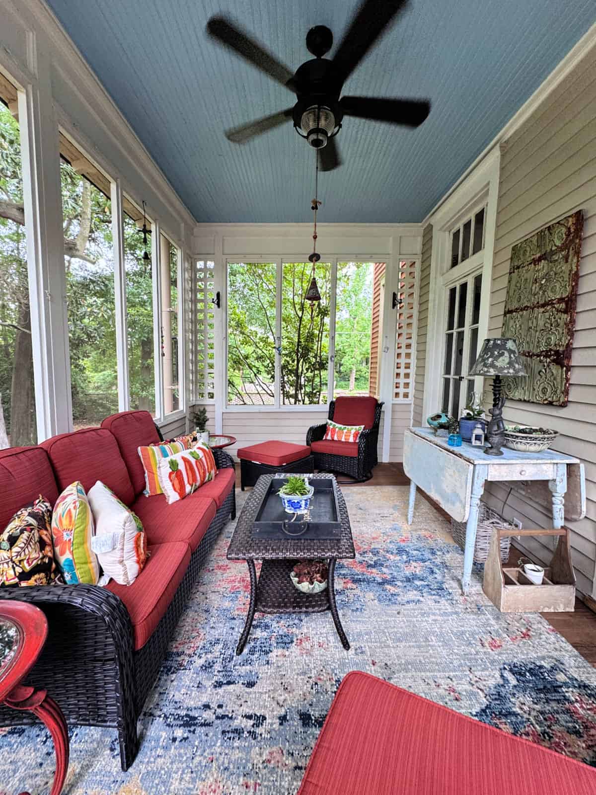 Screened in porch with blue ceiling.